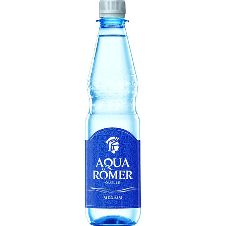 Das Mineralwasser Aqua Römer Medium PET 12x 0,5 Liter (MEHRWEG) zeichnet sich durch weniger Kohlensäure und hohen Calcium-Gehalt aus, präsentiert in klaren Kunststoffflaschen mit blauem Etikett und Verschluss für erfrischenden Genuss.