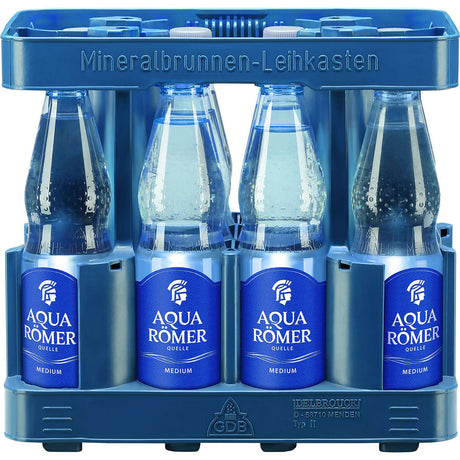 Zwölf Aqua Römer Medium PET 0,5L-Flaschen mit der Marke Aqua Römer sind in einem wiederverwendbaren blauen Kasten mit der Aufschrift Mineralbrunnen-Leihkasten verpackt.