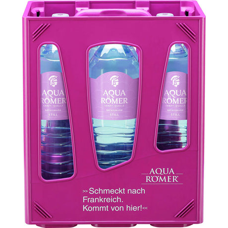 Lila Kiste mit Aqua Römer Sanft PET 6x1,5L (MEHRWEG) Flaschen von Aqua Römer, mit dem deutschen Text: Schmeckt nach Frankreich. Kommt von hier! Das natriumarme Mineralwasser genießen.