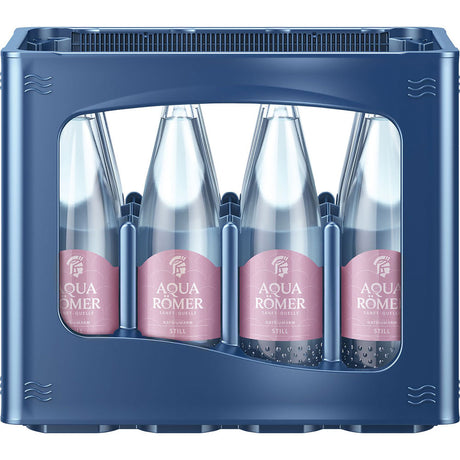 Blaue Kiste mit zwölf 0,75-Liter-Klarglasflaschen von Aqua Römer Sanft & Still (MEHRWEG), einem Premium-Mineralwasser, jede Flasche mit rosa und weißem Etikett.