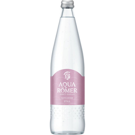 Aqua Römer Sanft & Still 12x 0,75 Liter (MEHRWEG) kommt in einer Klarglasflasche mit rosa Etikett und silbernem Verschluss - Natriumarm für pure Erfrischung von Aqua Römer.