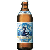Eine braune Flasche Arcobräu Mooser Liesl Helles 20x 0,33 (MEHRWEG) von Arcobräu, mit blau-weißem Etikett und Kondensation.