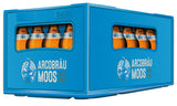 Eine blaue Arcobräu-Kiste enthält 20 Flaschen (je 0,33 l) Arcobräu Mooser Liesl Helles, ein traditionell gebrautes bayerisches Bier, das durch die seitlichen Öffnungen sichtbar ist.