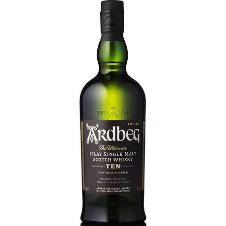 Eine grüne 0,7-Liter-Flasche Ardbeg 10 Jahre Islay Single Malt Scotch Whisky (46%) mit schwarzem Etikett und klassischem Rauchgeschmack, der von Ardbeg-Fans geschätzt wird.