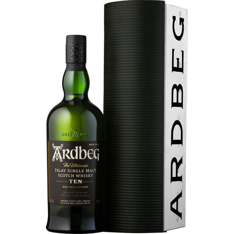 Eine Flasche Ardbeg 10 Jahre Islay Single Malt Scotch Whisky 46% 0,7 Liter von Ardbeg steht neben ihrer schlanken schwarzen zylindrischen Schachtel.