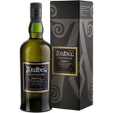 Eine 0,7-Liter-Flasche Ardbeg Corryvreckan Single Malt Scotch Whisky (57 %) von Ardbeg wird in einer auffälligen schwarz-goldenen Schachtel geliefert, die den kühnen Charakter der Insel Islay widerspiegelt.