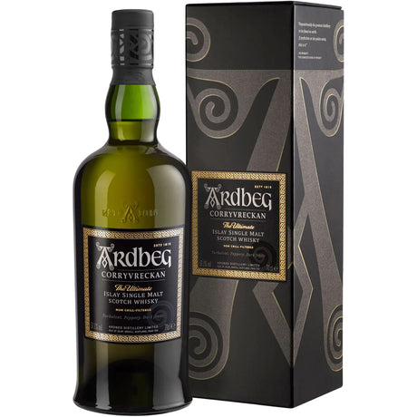 Eine 0,7-Liter-Flasche Ardbeg Corryvreckan Single Malt Scotch Whisky (57 %) von Ardbeg wird in einer auffälligen schwarz-goldenen Schachtel geliefert, die den kühnen Charakter der Insel Islay widerspiegelt.