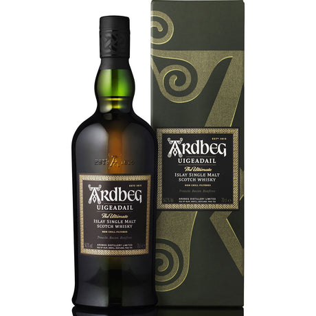 Eine Flasche Ardbeg Uigeadail Single Malt Scotch Whisky 54,2% 0,7 Liter steht neben ihrer Schachtel und hebt diesen reichhaltigen und torfigen Islay-Whisky von Ardbeg hervor.