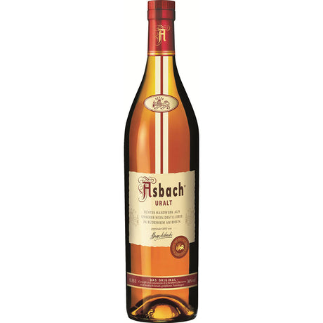 Eine 0,35-Liter-Flasche Asbach Uralt 36% von Asbach mit einem gold-roten Etikett und einem roten Verschluss, hergestellt in Rüdesheim am Rhein.
