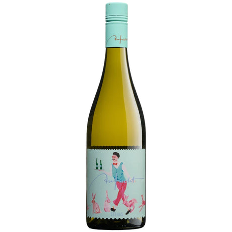 Eine Weinflasche mit einem farbenfrohen Etikett, auf dem ein Mann, rosa Kaninchen und im Hintergrund zwei grüne Flaschen abgebildet sind, der „Seehas Weißwein-Cuvée trocken 2025“ vom Weingut Aufricht spiegelt auf spielerische Weise den temperamentvollen Charakter dieses Bodenseeweins wider – eine harmonische Cuvée aus Rivaner und Weißburgunder.
