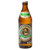 Eine Braunglasflasche Augustiner Bräu Lagerbier Hell 20x 0,5L (MEHRWEG), ein klassisches Münchner Helles, mit glitzernden Wassertropfen auf dem Etikett.