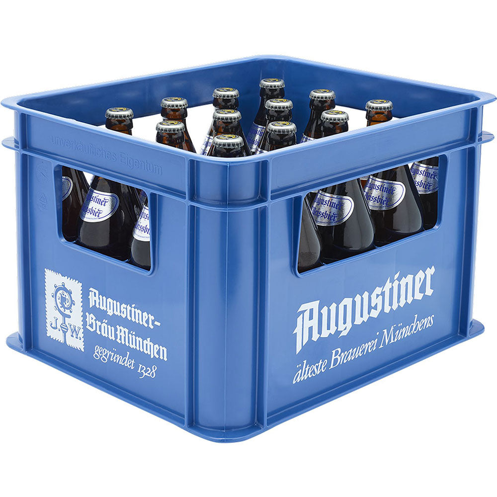 Eine blaue Kiste enthält mehrere braune Glasbierflaschen mit der Aufschrift "Augustiner Bräu", in denen Augustiner Edelstoff 20x 0,5 Liter (MEHRWEG) aus Münchens ältester Brauerei enthalten ist.