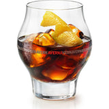 Ein Glas dunkler, eisgekühlter Cocktail mit einer Zitronenschalengarnitur, serviert in einem Averna-Glas, unterstreicht die reichen Aromen von Averna Italiano Bitter 29% 1 Liter, einem bekannten italienischen Kräuterlikör.