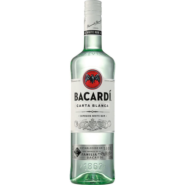 Eine 0,7-Liter-Flasche Bacardí Carta Blanca Superior White Rum (37,5%), mit weißem Etikett und rotem Fledermauslogo - ideal für Fans von weißem Qualitätsrum.