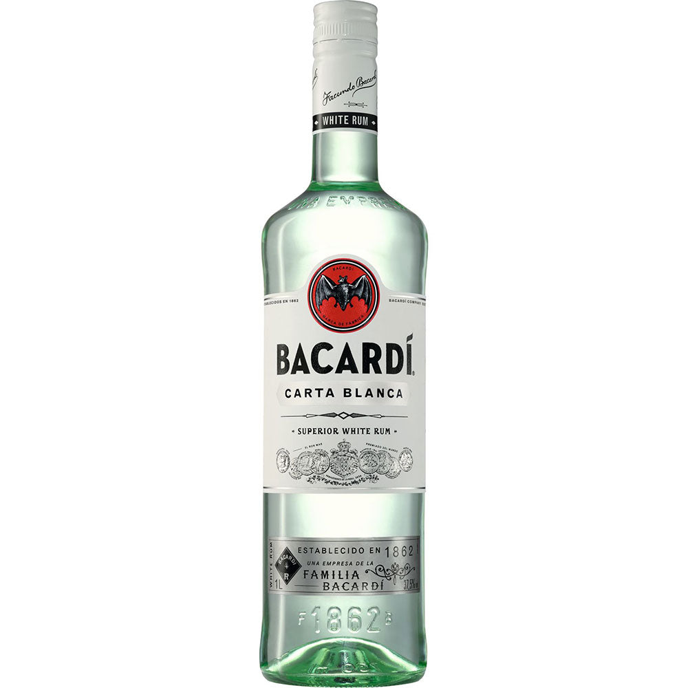 Eine 1-Liter-Flasche Bacardí Carta Blanca Superior White Rum (37,5%) mit dem klassischen weißen Etikett und dem charakteristischen roten Fledermaus-Logo.