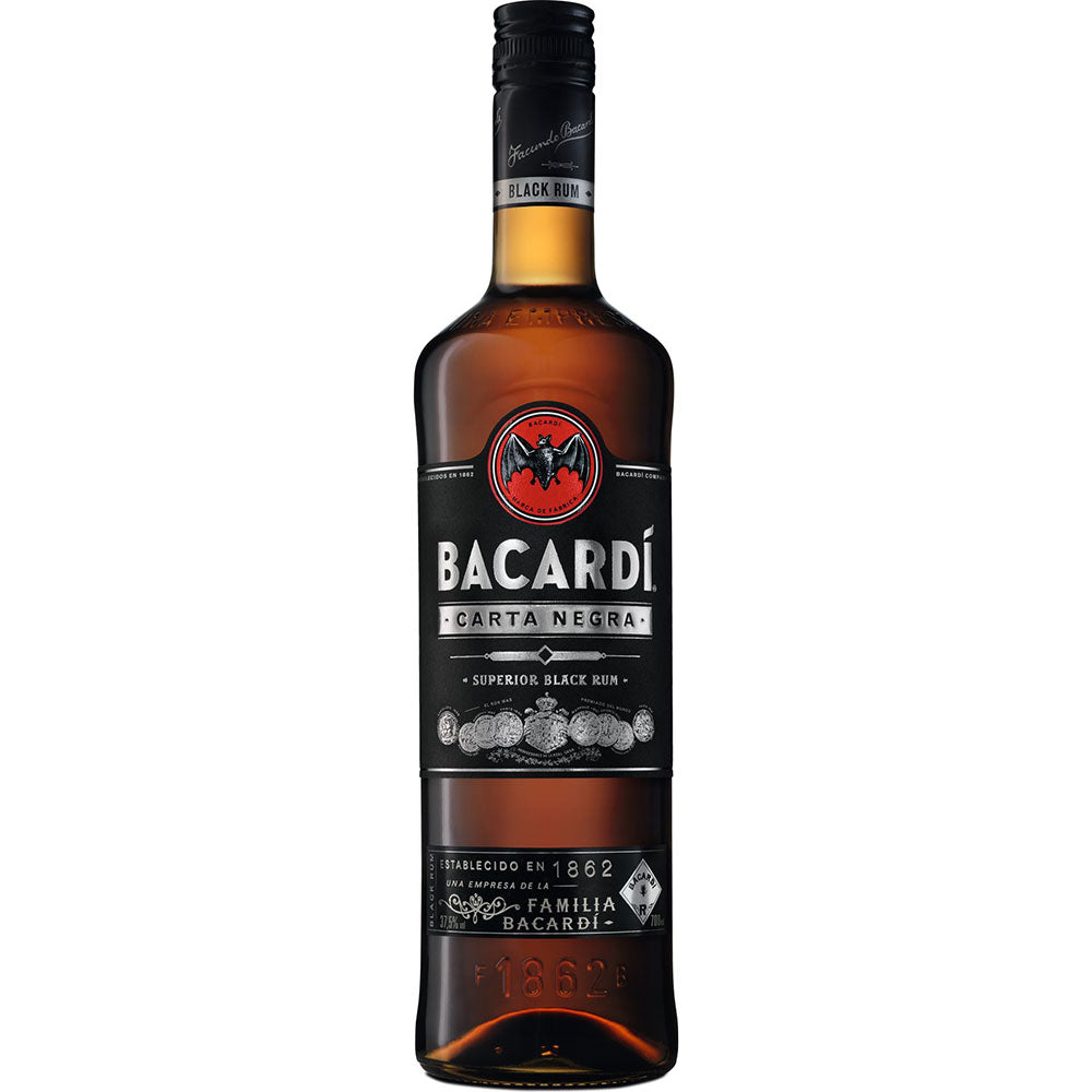 Eine Flasche Bacardí Carta Negra Black Rum 37,5% 0,7 Liter steht vor einem weißen Hintergrund, der diesen erstklassigen dunklen Rum von Bacardí hervorhebt.
