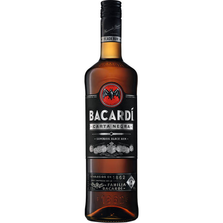 Eine Flasche Bacardí Carta Negra Black Rum 37,5% 0,7 Liter steht vor einem weißen Hintergrund, der diesen erstklassigen dunklen Rum von Bacardí hervorhebt.