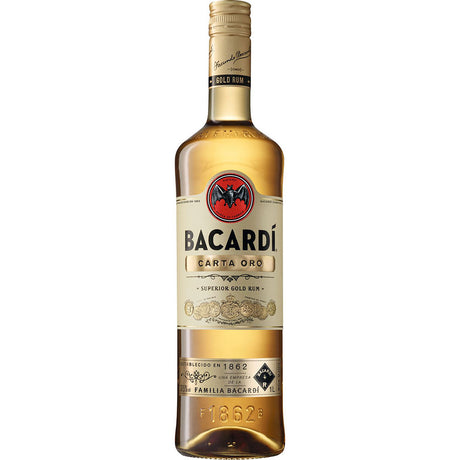 Eine 1-Liter-Flasche Bacardí Carta Oro Gold Rum 37,5% mit dem klassischen Bacardí-Branding, einem beigen Etikett und goldenen Akzenten, die die Premiumqualität des Gold Rums unterstreichen.