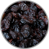 Nahaufnahme von Backpflaumen  als visuelle Darstellung des würzigen Aromas in Rotwein