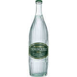 Eine Klarglasflasche Bad Camberger Taunusquelle Classic 0,75L (Mehrweg) von Taunusquelle, mit grünem Etikett - ideal für die gehobene Gastronomie.