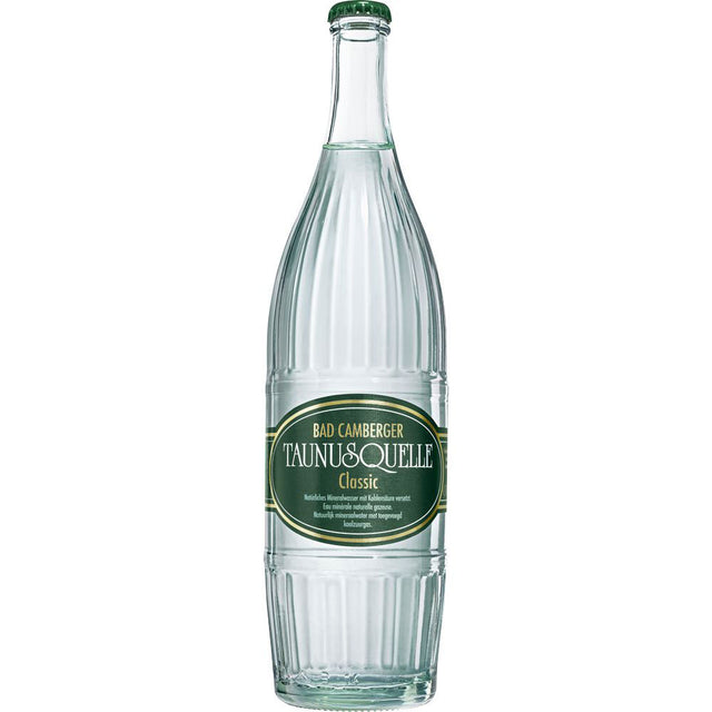 Eine Klarglasflasche Bad Camberger Taunusquelle Classic 0,75L (Mehrweg) von Taunusquelle, mit grünem Etikett - ideal für die gehobene Gastronomie.