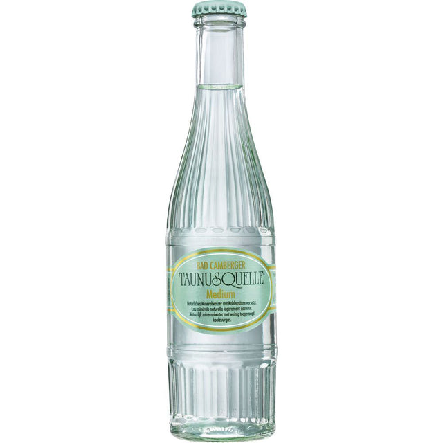 Eine Klarglasflasche Taunusquelle Bad Camberger Taunusquelle Medium Mineralwasser (20x 0,25L Mehrweg) mit einem grünen und gelben Etikett.