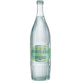 Eine 0,75L Klarglasflasche Taunusquelle Bad Camberger Taunusquelle Medium (12er-Pack, Mehrweg) mit grün-gelbem Etikett, die feinperlig erfrischt.