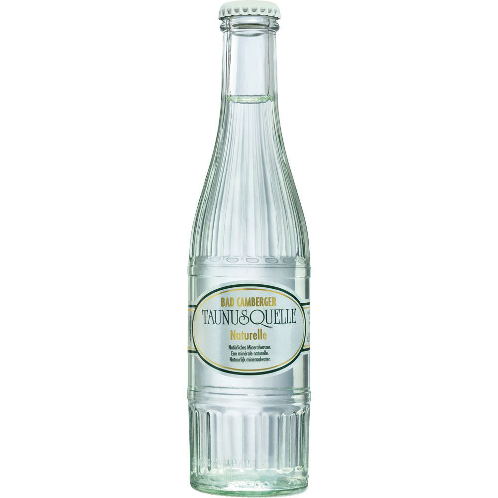 Eine Klarglasflasche Taunusquelle Bad Camberger Taunusquelle Naturelle, 0,25 l, mit weißem Etikett (Teil einer 20-er Packung Mehrweg).