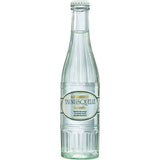 Eine Klarglasflasche Taunusquelle Bad Camberger Taunusquelle Naturelle, 0,25 l, mit weißem Etikett (Teil einer 20-er Packung Mehrweg).