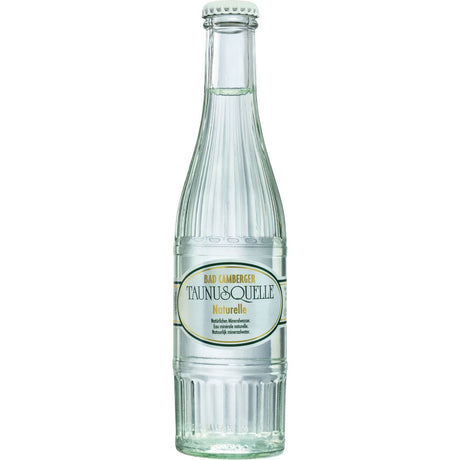 Eine Klarglasflasche Taunusquelle Bad Camberger Taunusquelle Naturelle, 0,25 l, mit weißem Etikett (Teil einer 20-er Packung Mehrweg).