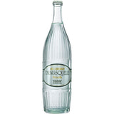 Aufrecht steht eine Klarglasflasche Taunusquelle Bad Camberger Taunusquelle Naturelle 0,75L (MEHRWEG) mit weiß-goldenem Etikett - erfrischendes stilles Mineralwasser aus einer Premium-Quelle.