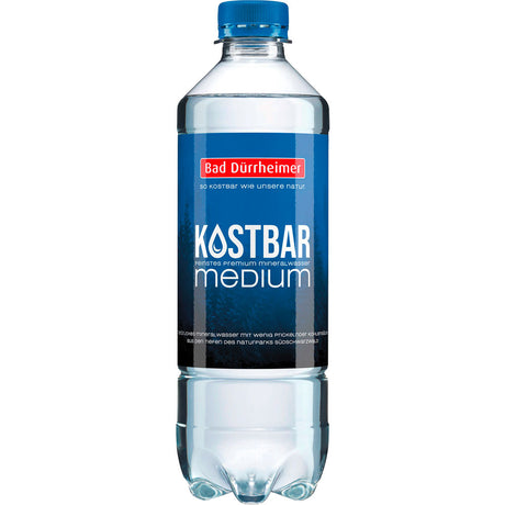 Eine Bad Dürrheimer Kostbar Mineralwasser Medium PET Flasche (0,5L, EINWEG) aus dem Schwarzwald, mit blauem Etikett und Verschluss. Erhältlich in einer 20er-Packung.