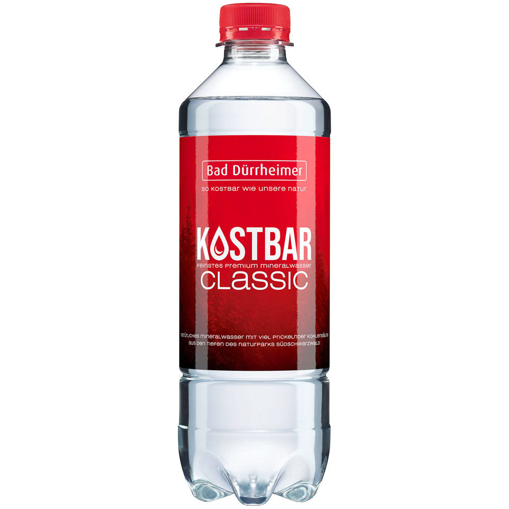 Eine klare PET-Flasche Bad Dürrheimer Kostbar Mineralwasser Classic (20x0,5L) mit rotem Etikett und Verschluss aus dem Schwarzwald.