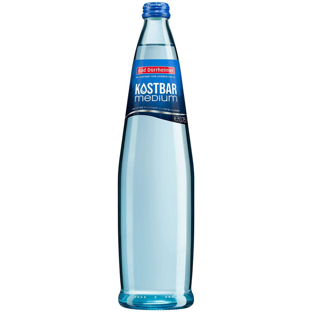 Eine hohe, klare Glasflasche Bad Dürrheimer Kostbar Mineralwasser Medium Exklusiv (12x 0,75L Mehrweg) mit blauem Etikett, aus dem Schwarzwald stammend und als Bio-Mineralwasser zertifiziert.
