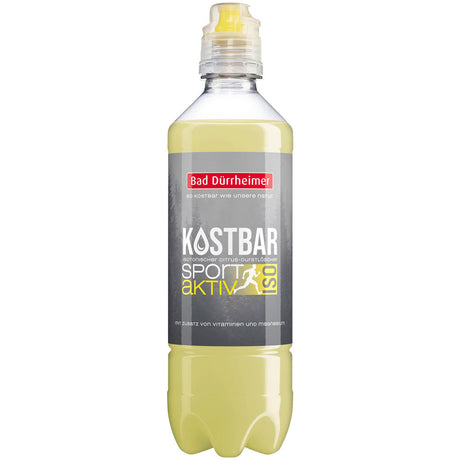 Eine Flasche Bad Dürrheimer Kostbar Sport-Aktiv ISO Citrus PET (0,5 l, EINWEG) mit grau-gelbem Etikett hebt das Schwarzwälder Mineralwasser hervor.