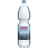 Eine klare PET-Flasche Bad Dürrheimer Kostbar Mineralwasser Still (6x1,5L, Einweg) mit blau-silbernem Etikett.