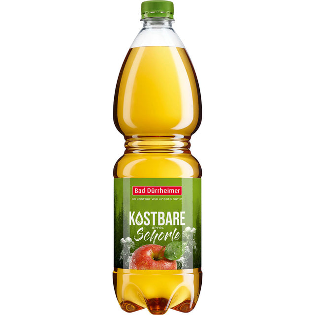 Die Bad Dürrheimer Kostbare Apfelschorle PET 1L (EINWEG), hergestellt aus Bio-Mineralwasser und Streuobstwiesen-Äpfeln, hat ein frisches grünes Etikett und ist im 9x1L-Pack erhältlich.