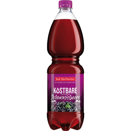Eine 1L Bad Dürrheimer Kostbare Johannisbeere PET-Flasche (EINWEG) mit lila Verschluss und Fruchtetikett, hergestellt mit Bio-Mineralwasser aus dem Schwarzwald, verkauft im 9er-Pack.
