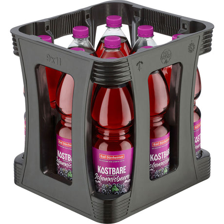 Eine Kunststoffkiste enthält neun 1-Liter-Flaschen Bad Dürrheimer Kostbare Johannisbeere PET, die erfrischende Johannisbeere Schorle aus reinem Schwarzwälder Mineralwasser.