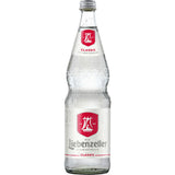 Eine Klarglasflasche Bad Liebenzeller Classic Mineralwasser (0,7 l Mehrweg) mit Kondenswasser und einem roten Etikett.