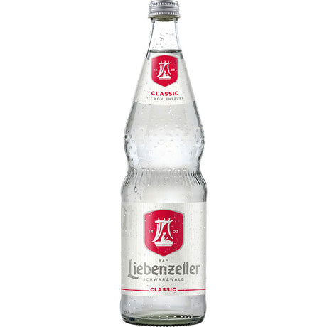 Eine Klarglasflasche Bad Liebenzeller Classic Mineralwasser (0,7 l Mehrweg) mit Kondenswasser und einem roten Etikett.