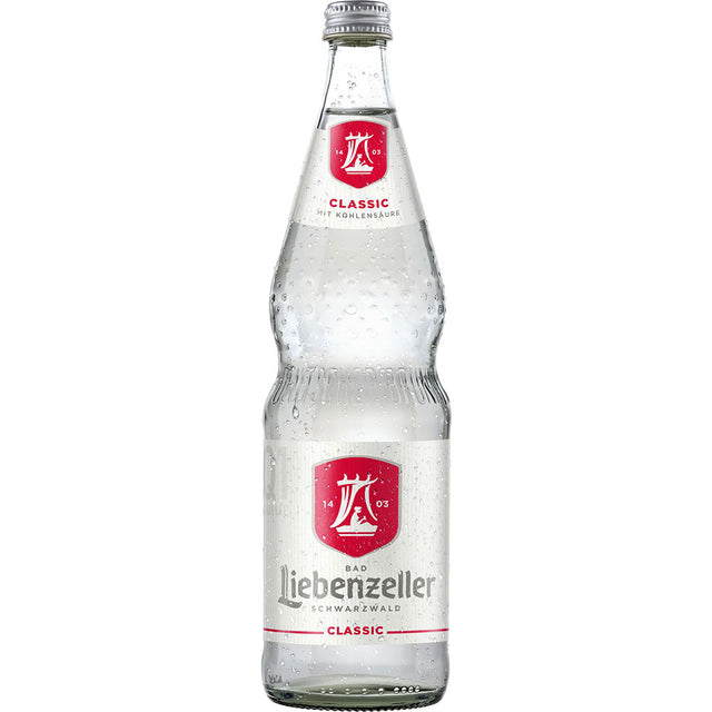 Eine Klarglasflasche Bad Liebenzeller Classic Mineralwasser (0,7 l Mehrweg) mit Kondenswasser und einem roten Etikett.
