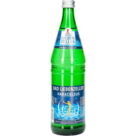 Eine grüne Glasflasche des Bad Liebenzeller Paracel Quelle Mineralwassers (0,75 l, MEHRWEG) mit blauem Etikett.