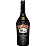Eine 0,7-Liter-Flasche Baileys Irish Cream 17% mit einem landschaftlichen Motiv auf dem Etikett, das die klassische Mischung aus Sahne und irischem Whiskey von Baileys darstellt.