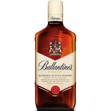 Eine 0,7-Liter-Flasche Ballantines Finest Blended Scotch Whisky 40% zeigt das Etikett und das Wappen von Ballantines, das die Tradition des schottischen Whiskys repräsentiert.