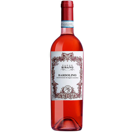 Eine Flasche Pagus Bisano Bardolino Chiaretto DOC 2025 von Pagus Bisano mit einem dekorativen weiß-roten Etikett, hergestellt in Venetien in der Nähe des malerischen Gardasees.