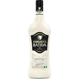 Eine Flasche Mangaroca Batida De Coco 16% 0,7 Liter, ein Kokoslikör der Marke Mangaroca Batida mit weißem Etikett und schwarzem Verschluss.