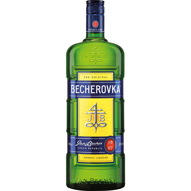 Becherovka Original 38% 1 Liter von Becherovka kommt in einer grünen Flasche mit einem blau-gelben Etikett mit dem Jan Becher Logo, hergestellt in Karlovy Vary.