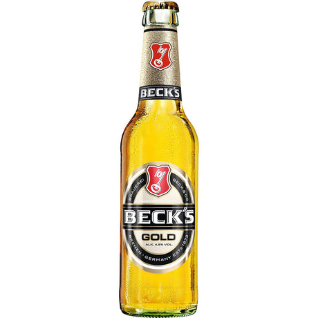 Eine Beck's Gold 4x6er 24x 0,33 Liter (MEHRWEG) Flasche von Beck's mit einem goldenen Etikett und Kondenswasser auf dem Glas vor weißem Hintergrund, das seine erfrischende Wirkung unterstreicht.