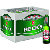 Eine Kiste mit Beck's Pils 24x 0,33 Liter (MEHRWEG) Flaschen, mit einer einzelnen Beck's Flasche vor der Kiste.